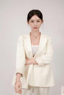 “Hedy Dai” adalah wanita cantik dengan kulit yang jelas dan merah jambu (10p)