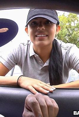 Sangat memuaskan untuk menonton seorang gadis cantik yang tersenyum dalam keseronokan (12p)