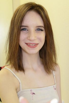 Remaja Lily Moon mendapat twatnya digosok dan ditanam oleh saudara tirinya di POV (20p)