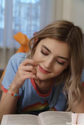 Remaja Eva Elfie yang comel menunjukkan dan merebut kerang buah dada dan jari yang sempurna (21p)