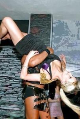 Payudara Slutty mempunyai letupan di pesta mabuk liar (15p)