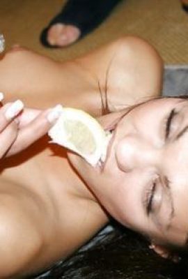 Slutty Blonde’s Flat Belly diliputi air mani selepas seks kumpulan (11p)