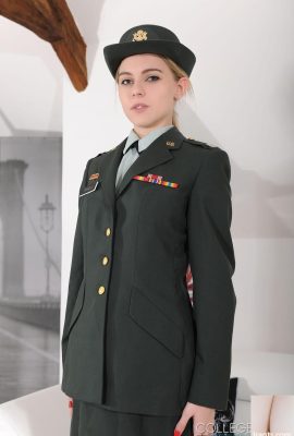 Seragam Kolej Dibintangi Foto Seks Mainan Chloe (21p)