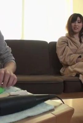 Ini adalah kali pertama seorang isteri awek datang untuk memburu seorang gadis muda. Isteri seperti itu benar -benar horny (27p)