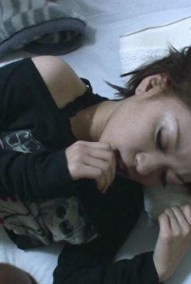 Gadis amatur dengan pussy super berbulu mesti sangat seksi dan slutty di atas katil (28p)