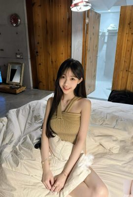 “Zhang Qiqi” mempunyai mata berair yang besar dan senyuman begitu manis sehingga seluruh tubuhnya memancarkan pesona (10p)