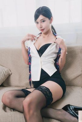 “Anna Coco” mempunyai kaki yang langsing dan cantik, dan yang tidak tergoda oleh serangan panas (10p)