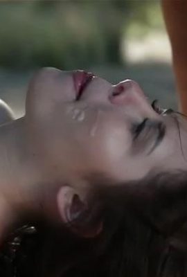 Pasangan pergi berkencan, meniduri dua lubang di bangku taman, memberikan blowjob (33p)