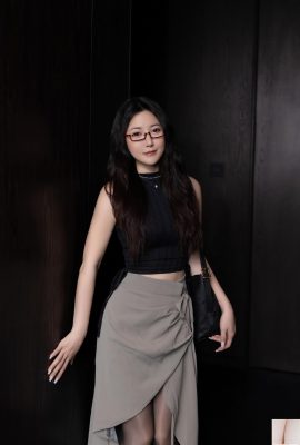 Gadis Ikan Caviar dengan Gelas (120p)